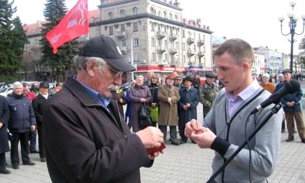 На фото: Виктор Пащук справа вручает памятный знак коммунисту